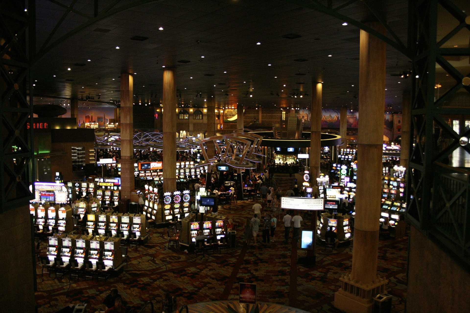 Ein Raum mit vielen beleuchtenden Spielautomaten